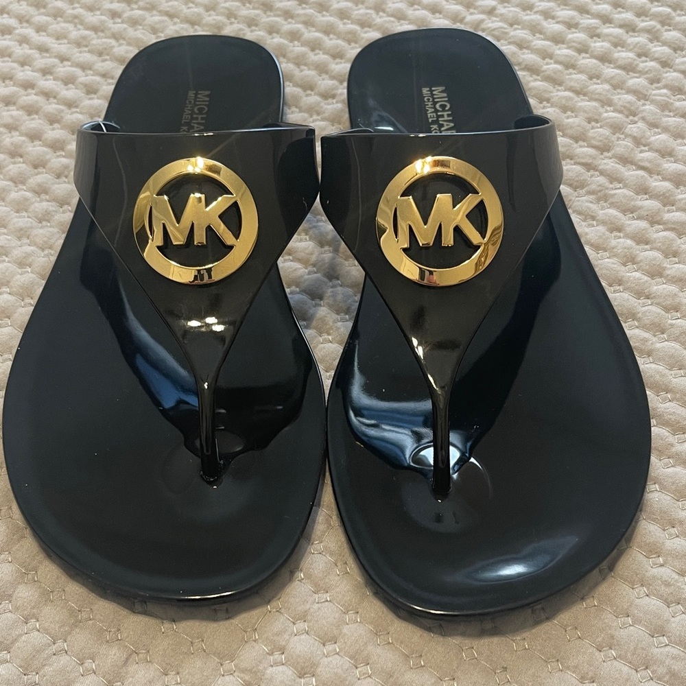 Michael Kors Lillie Glossy Black Sandals with Gold Logo NWT SIZE 9 No Box